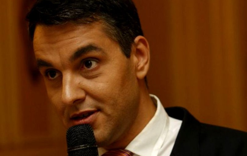 Cristi Brancu, lovit cu paharul de apă de un manelist. Incidentul a avut loc în direct