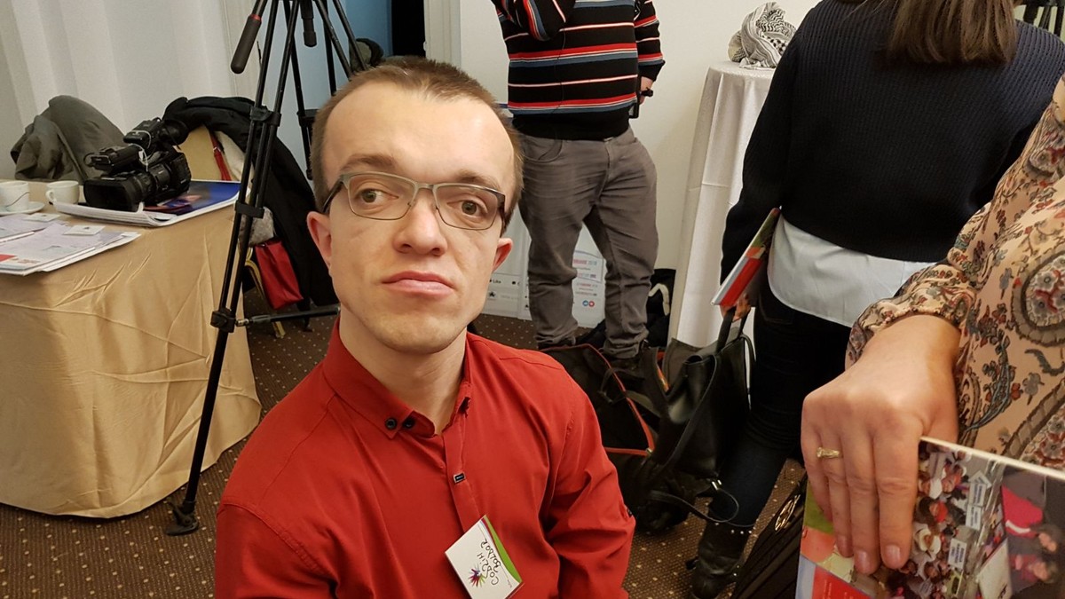 Soarta tânărului cu boală rară. Izolat de mic, mereu scos ”în afara vieții”