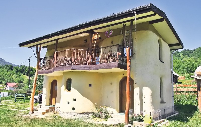 Şi-au făcut căsuţă ca-n poveşti | Idee inedită a unei familii din Sângeorz-Băi | FOTO