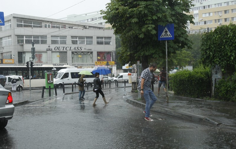 AVERTIZARE METEO: Cod portocaliu de ploi torențiale în București, până la ora 19:30!