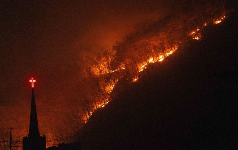 Un elicopter cu pompieri s-a prăbușit în timpul celor „cele mai grave incendii” din Coreea de Sud. Agenția pentru situații de urgență anunță cel mai înalt grad de alertă