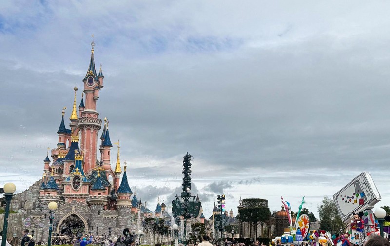 Un bărbat a vrut să închirieze Disneyland Paris pentru a se căsători cu o fetiță din Ucraina, de 9 ani