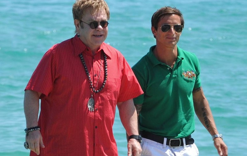 Elton John a primit 1 milion de dolari pentru a cânta la nunta unui realizator de radio homofob