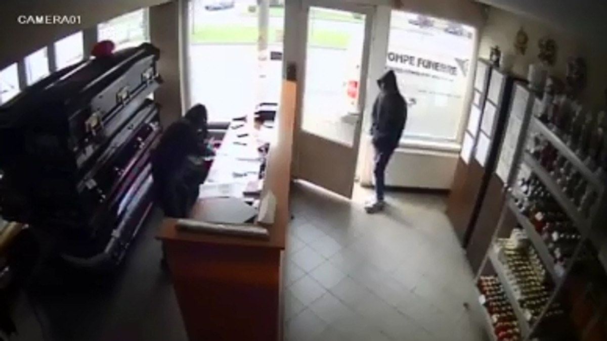 Trei tineri au dat spargerea la o firmă de pompe funebre!