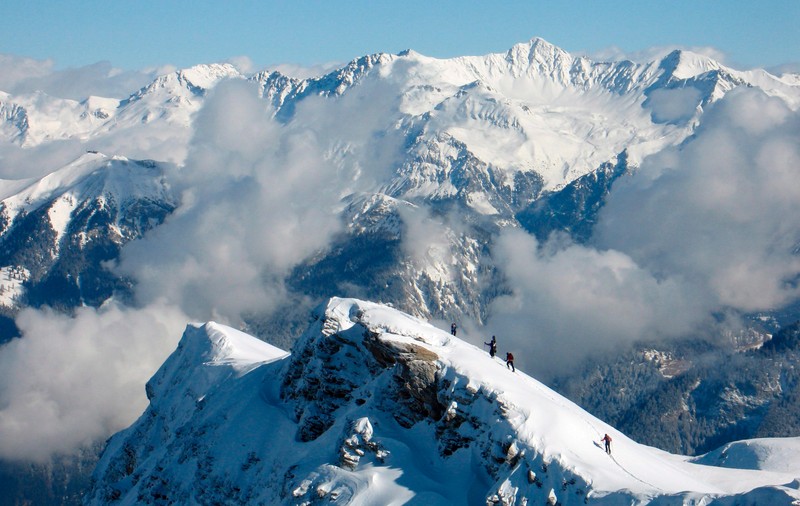 Cel puțin 10 persoane surprinse de o avalanșă în Elveția