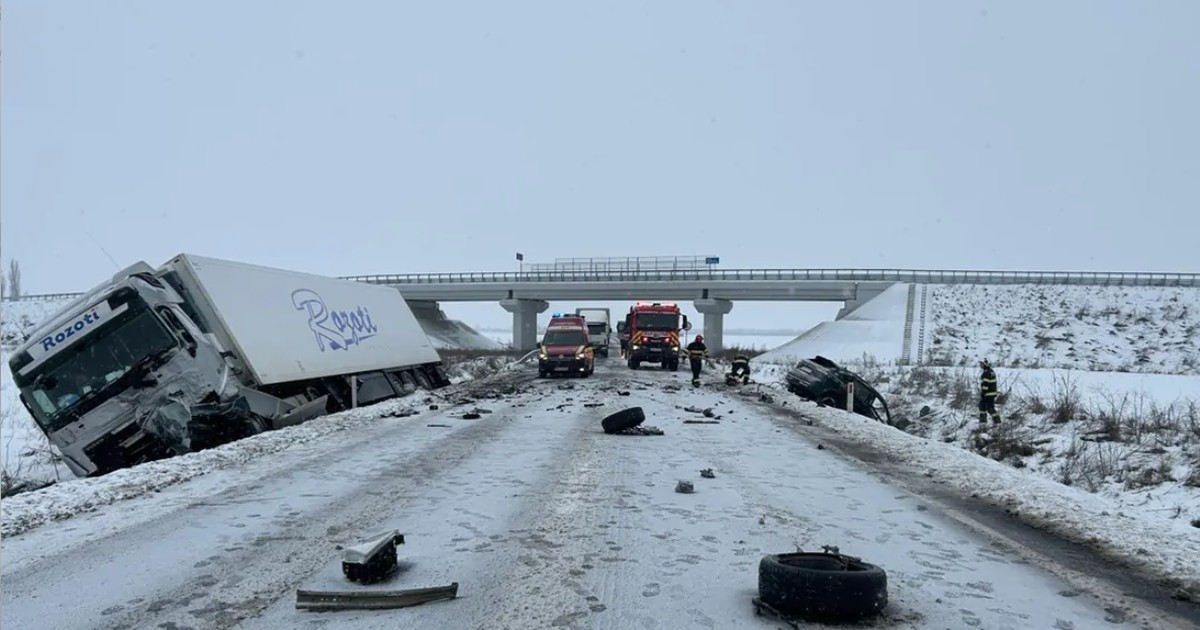 Un TIR și o mașină sunt în afara carosabilului, în timp ce pe drum se văd resturi în urma impactului violent, pe Centura Sud Timișoara, 13 ianuarie 2026