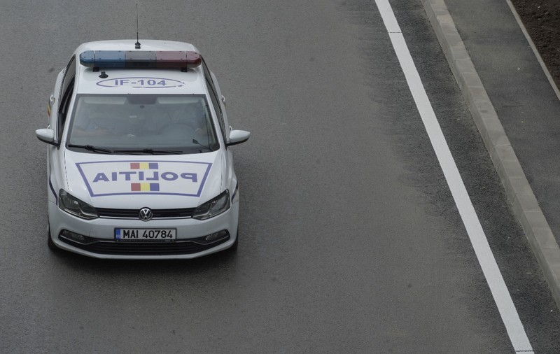 Un bărbat din Craiova a fost reținut după ce a lovit un agent cu aparatul antidrog și l-a mușcat pe un altul