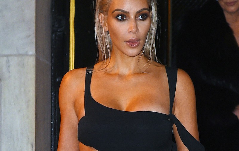 Parfumurile lui Kim Kardashian s-au epuizat în 6 zile, înainte chiar de a fi lansate pe piață