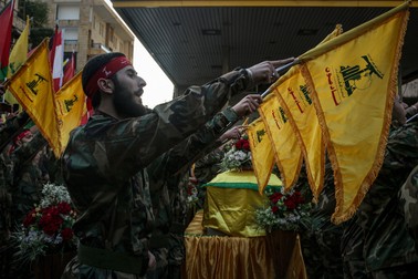 Susținători Hezbollah depun jurământul facțiunii la însoțirea sicriului unui militant ucis în confruntări cu forțele Israeliene, Beirut, Liban, 22 octombrie 2023. Foto: Profimedia