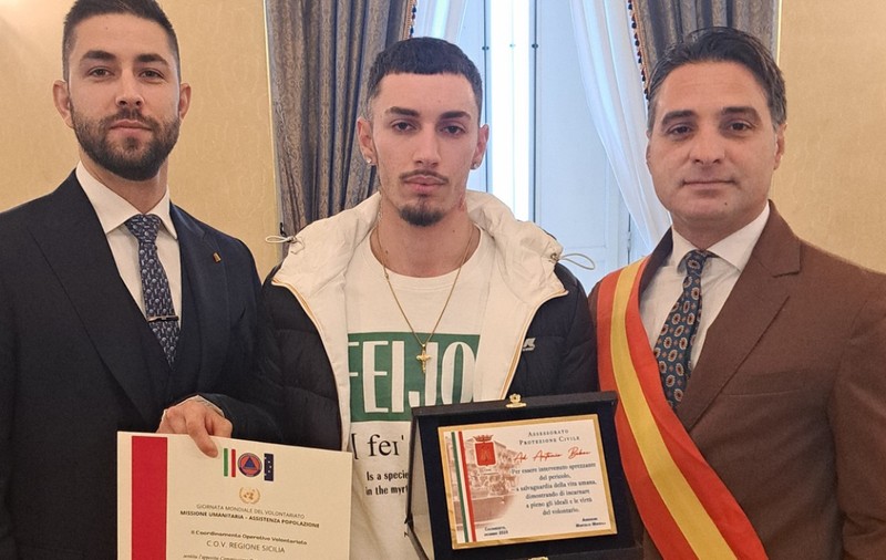 Un român de doar 18 ani a salvat în ultima clipă un bătrân dintr-un apartament în flăcări și a devenit erou în Italia