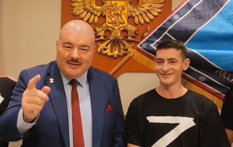 „Glorie Rusiei!”. Din Australia, fiul vitreg al comandantului armatei ucrainene, în tricou cu Z pe piept, a felicitat trupele lui Putin pentru capturarea orașului Avdiivka