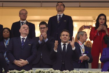 Emmanuel Macron,lângă Gianni Infantino, șeful UEFA