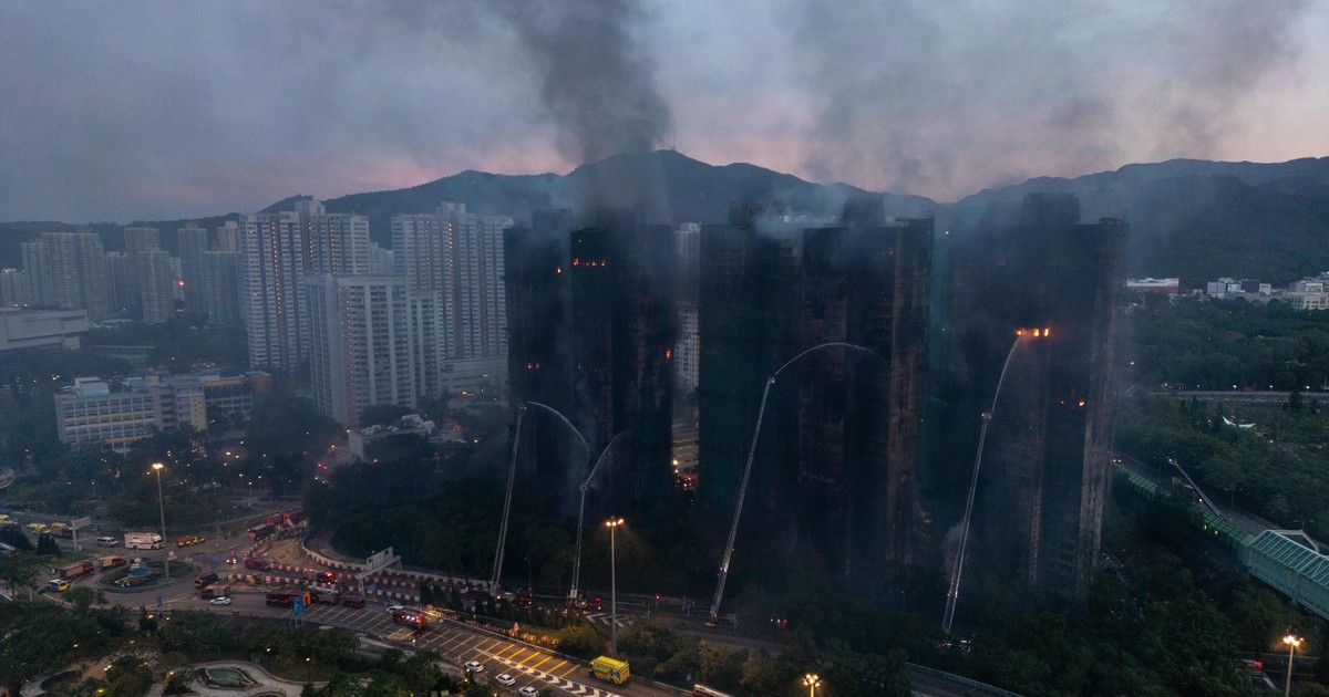 blocuri turn din hong kong cuprinse de un incendiu devastator
