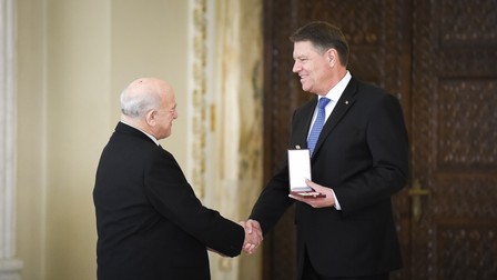 Președintele Iohannis l-a decorat în 2017 pe dr. Aurel Vainer cu Ordinul Steaua României