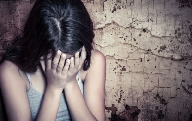 Bărbat trimis în judecată după ce și-a violat fiica de 13 ani. Presă: Violatorul și soția lui au mai fost condamnați pentru act sexual cu o minoră
