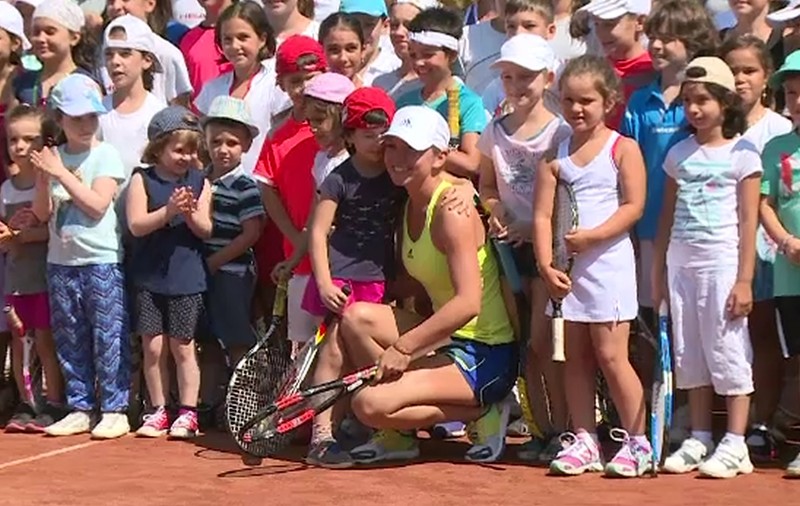 Simona Halep, fata care a crescut fără păpuși, se implică în acțiuni jucăușe acum, când a ajuns vedetă! A construit un turn din cartoane la Sydney, ajutată de cei mici, dar a avut timp și pentru a face cumpărături