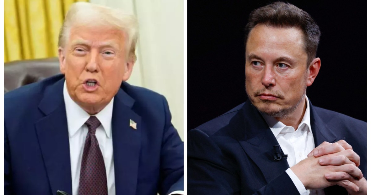 În partea dreaptă este Donald Trump, în costum albastru închis și cămașă albă, iar în dreapta este Elon Musk, în costum negru și cămașă albă