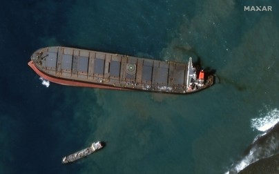 Imagine din satelit cu tancul petrolier eșuat în apele Oceanului Indian. Foto: Hepta