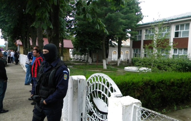 Un liceu din Bacău, luat cu asalt de mascaţi 