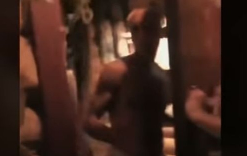 VIDEO | Un cunoscut fotbalist a fost filmat de soție în timp ce se afla într-o saună cu o prostituată