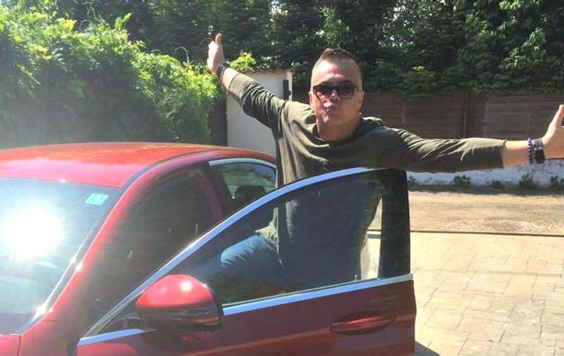 FOTO EXCLUSIV/ ”Vitezomanul” Adrian Enache și-a cumpărat limuzină ”Roșie ca focul, să-i surâdă norocul”