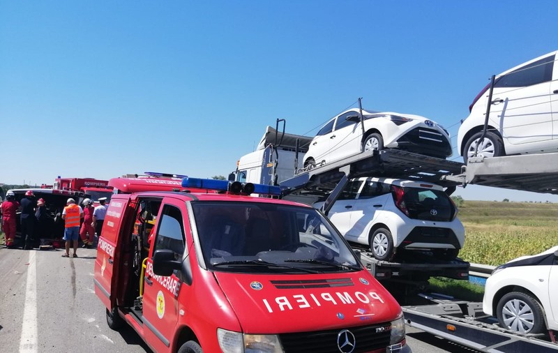 Un microbuz cu 13 persoane s-a răsturnat în Dolj. Doi oameni au murit
