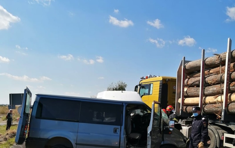 Accident grav pe DN1B, în Prahova, după o coliziune între un tir cu lemne, o dubă și un microbuz. 5 persoane au ajuns la spital