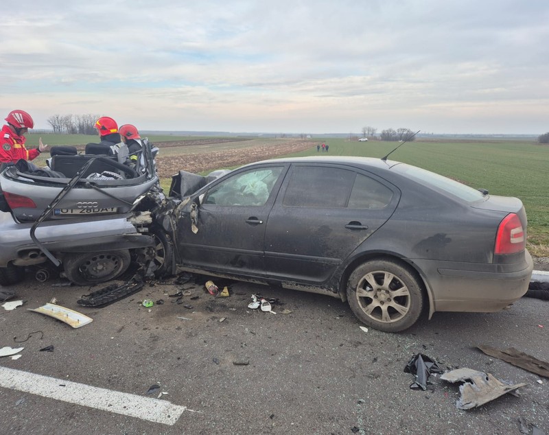 Trei morți și trei răniți pe DN6 la Zănoaga, în Dolj, într-un accident cu un TIR și două autoturisme