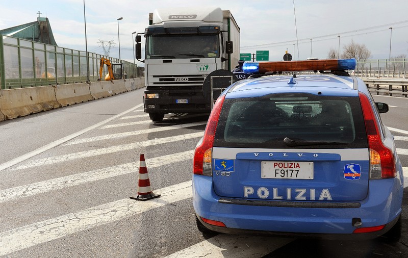 Un șofer de TIR a fost oprit pe autostradă și dat jos de polițiști imediat ce au văzut un singur detaliu din cabină