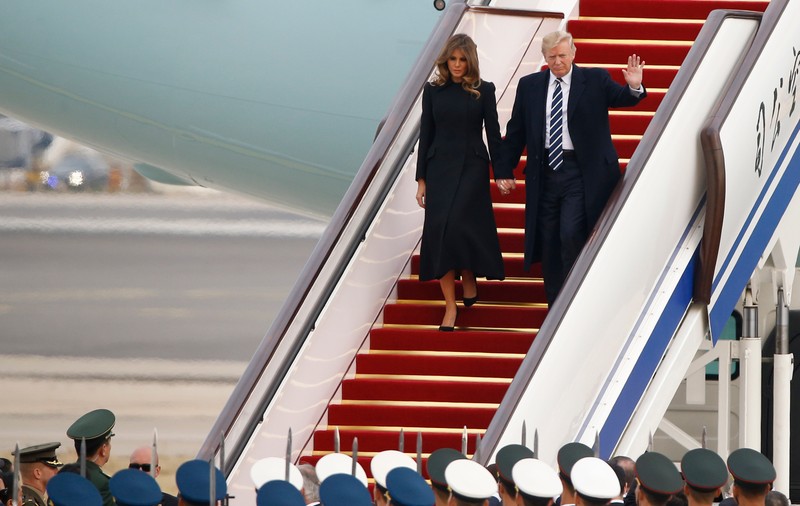 Trump a ajuns în China și urmează să discute cu Xi Jinping pe tema tensiunilor din Coreea