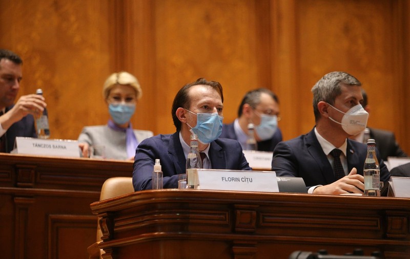 VIDEO | Premierul Cîțu, primit cu huiduieli în Parlament: „Nu-i așa că sunteți terminați că sunt aici?”