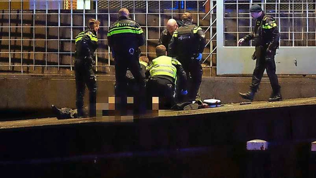 Bărbat împușcat de polițiști în fața unei bănci din Amsterdam