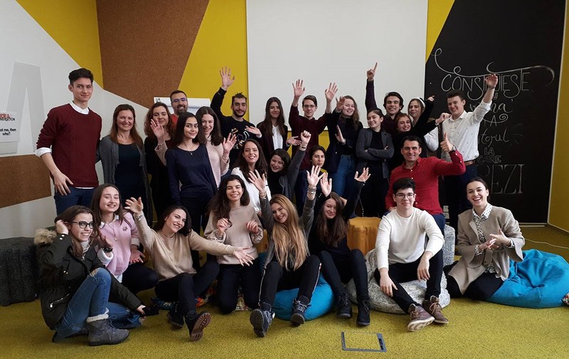 Spectacol caritabil organizat de liceeni pentru copiii internați la „Marie Curie”. Vor fi licitate și o minge de la Gheorghe Hagi și un poster semnat de la Simona Halep