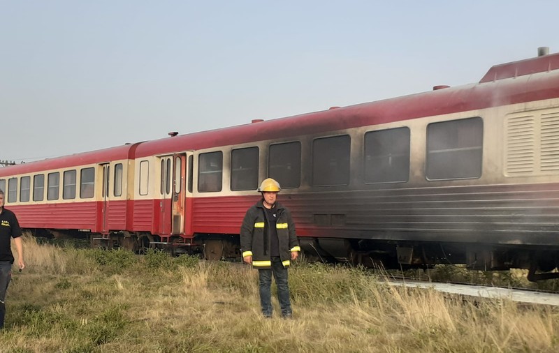 Un tren care mergea spre Arad a luat foc. Călătorii s-au autoevacuat