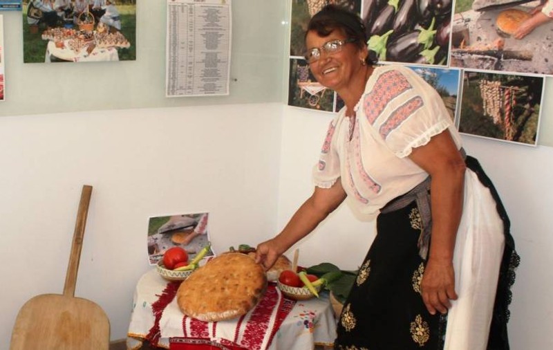 Pâinea în țest, deliciul cu o aromă inedită. O gospodină din Olt vrea s-o transforme în produs tradițional