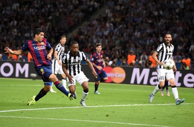 Faza din care Luis Suarez (stânga) a marcat golul Barcelonei, de 2-1, chiar de lângă rivalul său Evra FOTO: EPA/MARCUS BRANDT