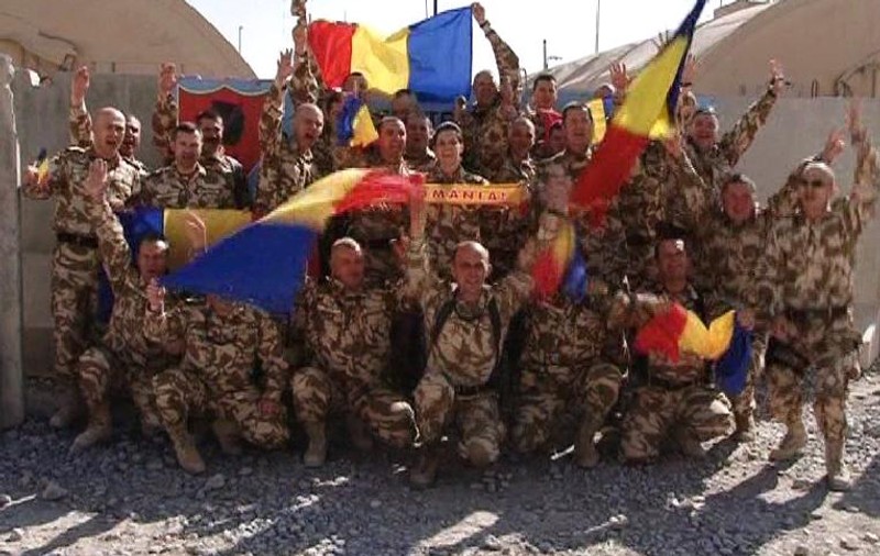 8 Martie la baza militară Afganistan. Femeile au primit flori aduse cu avionul militar!