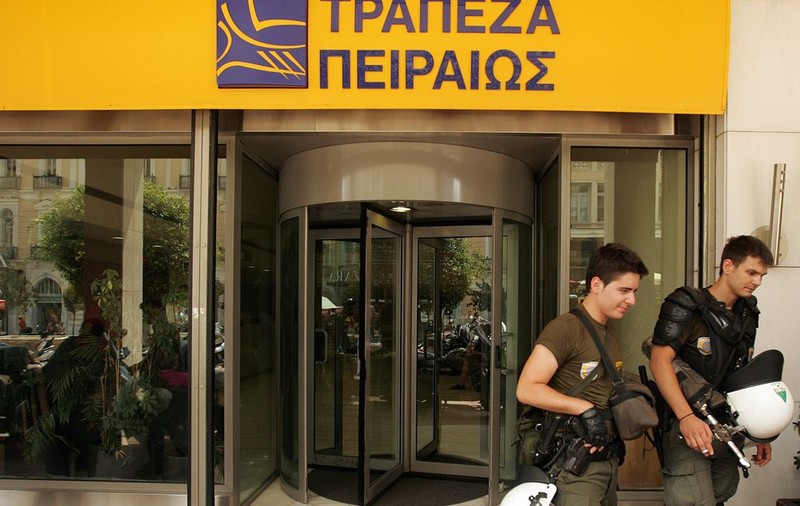 Piraeus Bank şterge datorii de până la 20.000 de euro pentru clienţii din Grecia afectaţi de criză
