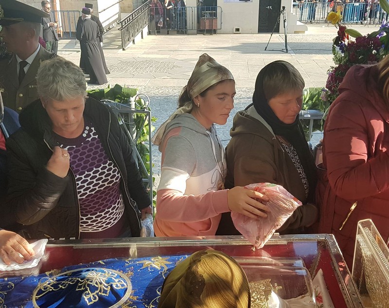GALERIE FOTO/ Credincioșii suportă orice pentru că ”îi întărește Dumnezeu”. 2,5 kilometri de coadă la moaște, viteză 1000 de pelerini pe oră!