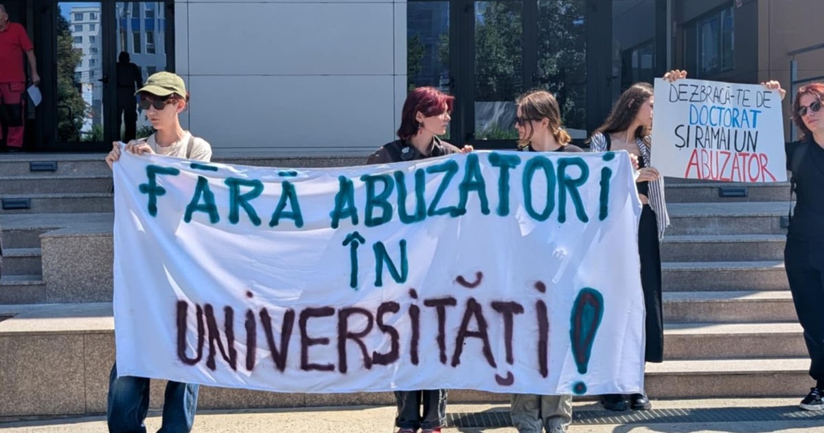 Studenți care protestează în fața sediului SNSPA