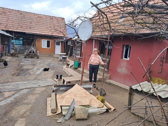 Doar trei familii mai locuiesc permanent în Stoboru. Printre ele, Aurica Nuț și soțul ei
