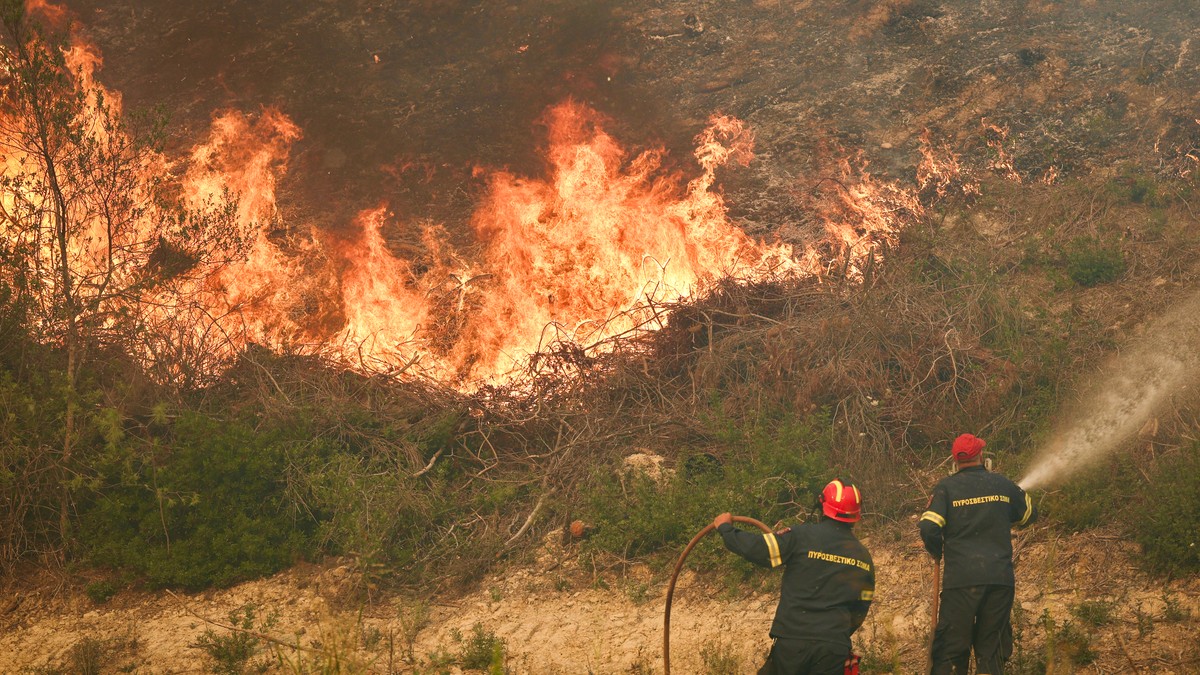 Un incendiu de vegetație devastator a izbucnit joi după-amiază în regiunea turistică Halkidiki