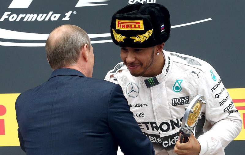 Lewis Hamilton a câștigat Mare Premiu al Rusiei și a fost felicitat, pe podium, de Vladimir Putin. Mercedes, campioană!