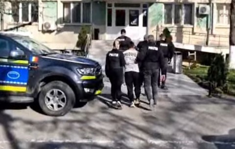 Doi bărbați din Caracal au legat un câine de un copac și l-au lăsat să moară. Ambii au fost reținuți pentru 24 de ore de Poliția Animalelor