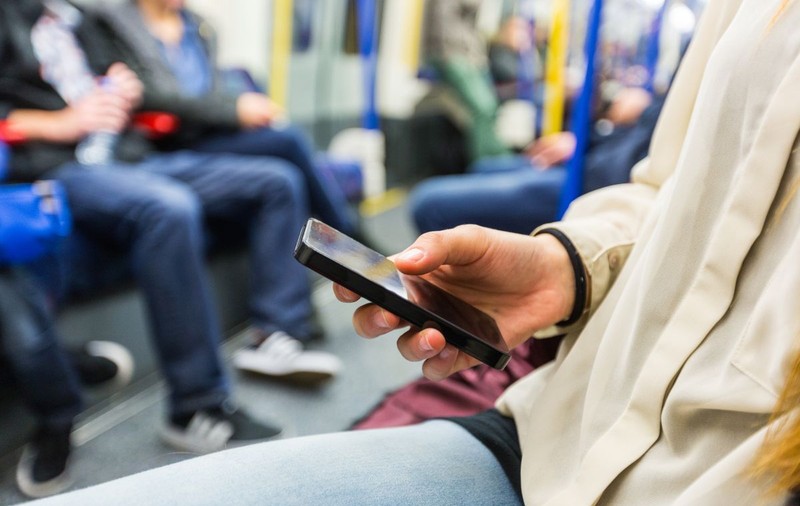 „Luxul zilelor noastre ar fi să ne aruncăm telefoanele mobile în mare”
