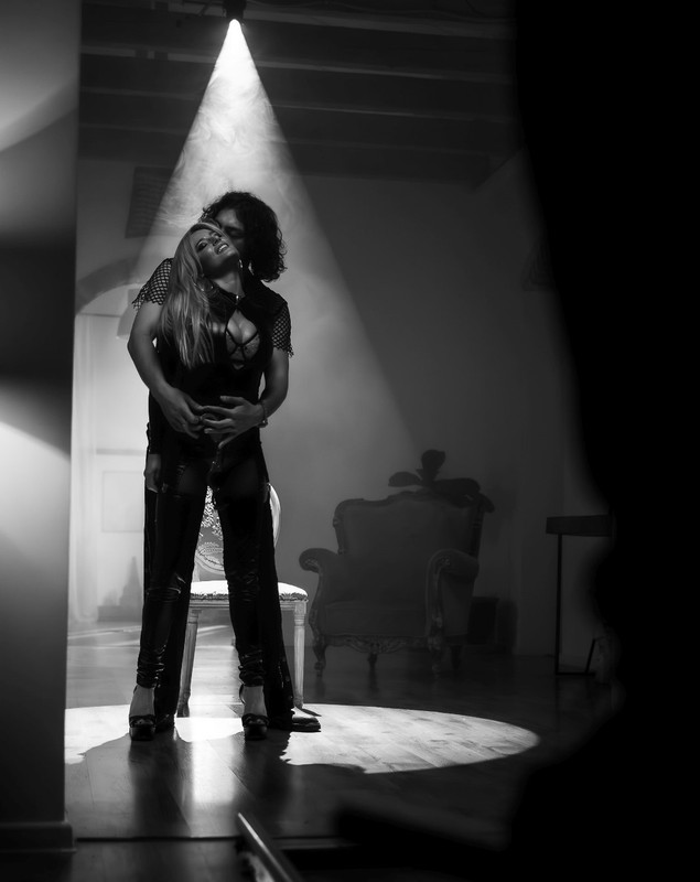 Laura Cosoi, dans lasciv cu Toto Dumitrescu, sărut pasional cu Jorge și un slalom permanent printre bărbați în filmul „Retreat Vama Veche”