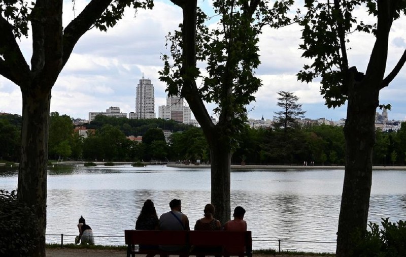 Un român a fost găsit mort într-un parc din Madrid. Era acoperit cu cartoane, pe o bancă