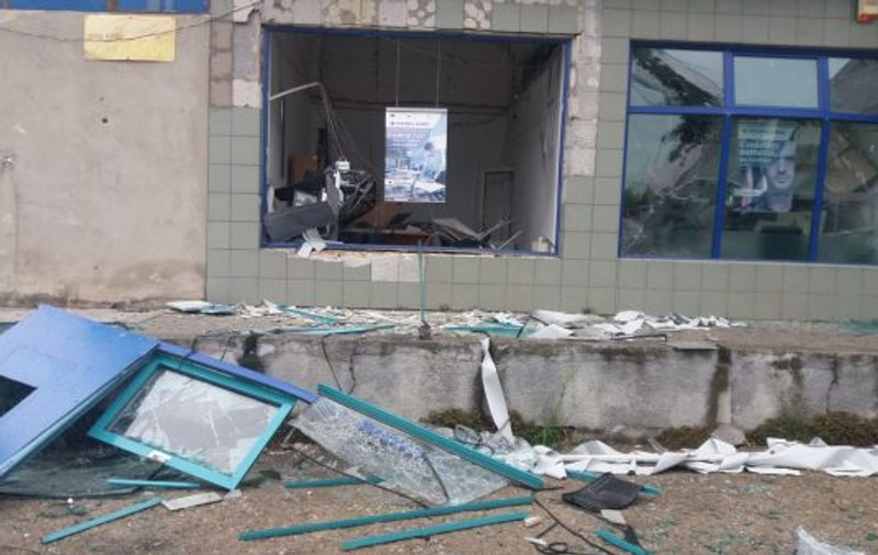 Un bancomat a fost aruncat în aer la Arad. Hoții n-au găsit niciun leu, fiindcă toți banii fuseseră scoși anterior