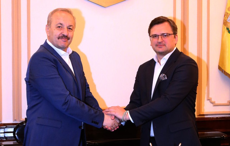 Vasile Dîncu „a condamnat în termeni duri atrocităţile comise de armata rusă în Bucea", la întâlnirea cu Dmitro Kuleba