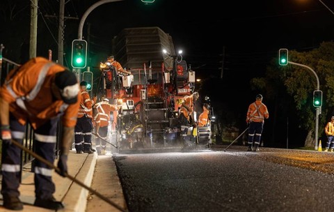 Au luat 136.000 de pahare de cafea și 1.200.000 de sticle și au făcut drumuri din ele. Sursă foto: State Asphalt Services / Australian Circular Economy Hub